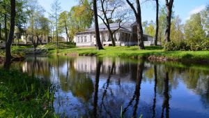 Olika historiska sevärdheter - här Kapellet - får man se under en bussutfärd i Lovisa. kapellet i lovisa