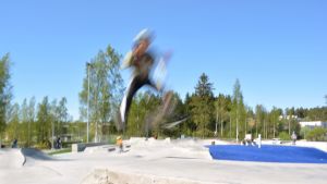 Det gäller att ha hjälm och knäskydd, för hoppen är höga och betongen hård. skateboardparken i borgå