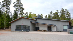 Än så länge finns inga cyklar man kan sova på eller med inbyggda regnskydd utanför Kirjala skola, men i framtiden kanske? Kirjala skola.