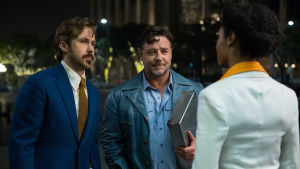 Antihjältarna Holland och Jackson (Gosling och Crowe) mottar en portfölj full med... pengar? Ryan Gosling, Russel Crowe och Yaya DaCosta i Nice Guys.
