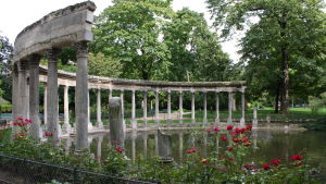 Parc Monceau är ett populärt utflyktsmål. Parc Mondeau i Paris.