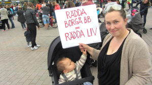 Maria Westermark påpekar att en stängning av Borgå bb påverkar alla invånares säkerhet. Plakat för Borgå bb