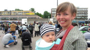 Amanda Karlssons son Ivar föddes i Borgå i september 2015. Mor med barn på demonstration