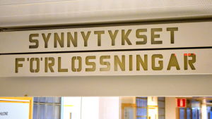 Lindas minnen från förlossningsenheten i Borgå är traumatiska (illustrerande arkivbild). Skylt för förlossningsavdelningen i Borgå Sjukhus