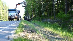 I dikesrenen kan man se var lastbilen kört av körfilen. I dikesrenen kan man se var lastbilen kört av körfilen.