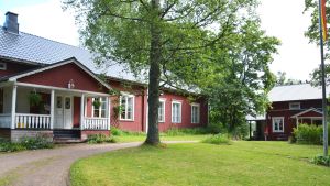 Det gamla karaktärshuset till vänster och den nya löjtnantsgården till höger. Nya huset invigdes år 2000. Det gamla karaktärshuset till vänster och den nya löjtnantsgården till höger.