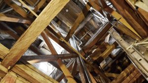 Stadiga bjälkar håller klockorna och taket uppe. interiör från Borgå domkyrkas klockstapel