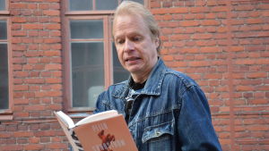 Det mest skrämmande med att öppna sin senaste roman för första gången är att märka allt man kunde ha gjort bättre, påpekar Sandström. Peter Sandström ser ett tryckfel i sin roman.