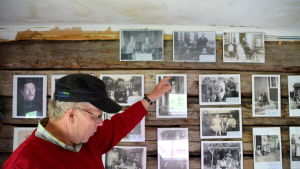 Edgar Eriksson har också ett museum med gamla fotografier från Våtskär. Man pekar på fotografier
