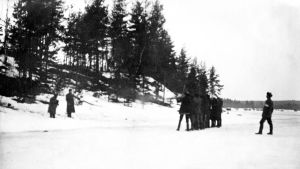 Finska inbördeskriget 1918 Två röda avrättas i Kiviniemi i Karelen 11.4.1918.