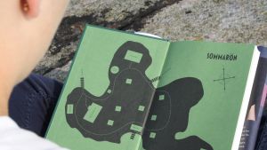 Eva Frantz debutroman Sommarön innehåller en massa hjälpmedel för en amatördeckare, bland annat kartor av den fiktiva ön. Eva Frantz debutroman Sommarön innehåller en massa hjälpmedel för en amatördeckare, bland annat kartor av den fiktiva ön.
