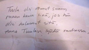 Käsinkirjoitettu muistilappu muistisairaalle äidille.