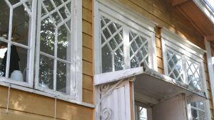 Domprostgårdens vackra veranda är från slutet av 1800-talet. Vackra detaljer på domprostgårdens veranda.