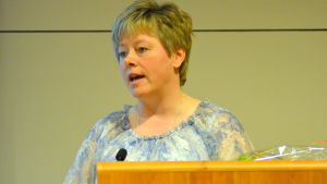 Stadsdirektören Stina Mattila få till bästa möjliga dialog mellan invånare, industriområdet och hamnbolaget. Karlebys stadsdirektör Stina Mattila.