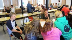 Föräldrar, elever, lärare och tjänstemän funderar på hur Vårberga nya skola i Borgå kunde se ut. Föräldrar, elever, lärare och tjänstemän funderar på hur Vårberga nya skola i Borgå kunde se ut.