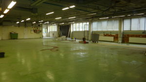 KMK Invest har låtit ta ner väggar i Sporrongfastigheten. Det här ska bli en lagerlokal. Sporrongs före detta industrihall i Ekenäs.