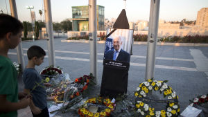 Över 30 000 israeler tog farväl av Shimon Peres på torsdag. Allmänheten kan följa med begravningsceremonin via Tv&radio samt storbildsskärmar utanför begravningsplatsen på Hertzlberget i Jerusalem Över 30 000 israeler tog farväl av Shimon Peres på torsdag. Allmäönheten kan följa med begravnings ceremonin via Tv&radio samt storbildsskärmar utanför begravningsplatsen på Hertzlberget i Jerusalem