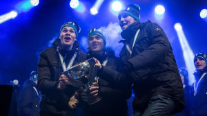 Jesse Puljujärvi, Sebastian Aho och Patrik Laine var med U20-landslaget när de blev världsmästare 2016. Jesse Puljujärvi, Sebastian Aho och Patrik Laine lyfter JVM-bucklan 2016.