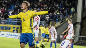 Simon Tibbling och Sverige fick fira en till juniorframgång. Simon Tibbling firar en svensk fullträff.