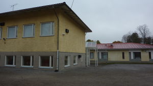 Den gamla delen av skolan måste noggrannt undersökas, säger Ingås kommundirektör. Kyrkfjärdens skola i Ingå.