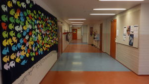 Skolkorridor i Kyrkfjärdens skola, nya delen.