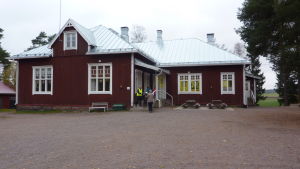 Ett rött trähus ute på landsbygden. Det är Västankvarns skola i Ingå.