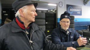 Edgar Björklund och Jan-Anders Berg väntar på sina vinterdäck. Ekenäsborna Edgar Björklund och Jan-Anders Berg får sina däck bytta.
