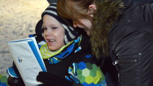 Alex och mamma läser om sonens dag i förskolehäftet. Alex och Linda Dahlberg.