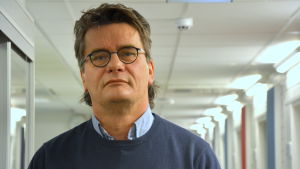 Mikael Victorzon. Mikael Victorzon poserar i nyhetslandskapet vid Yle Österbotten.