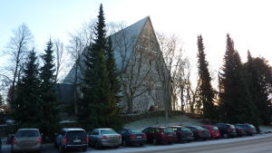 Man kör längs Kyrkogatan för att ta sig till Lojo kyrka och museet, där rör sig också elever i Anttilan koulu och Tytyrin koulu. Om det kommer ännu flera elever till området så måste staden verkligen fundera på hur trafikfrågan löses, anser föräldrar. Lojos kyrka syns bakom träden vid Kyrkogatan.