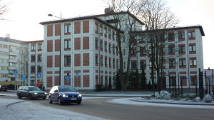 Tjänstemännen i stadshuset i Lojo måste informera ännu mera om planeringen, anser Jan Tallqvist. Stadshuset i Lojo är rött och vitt.