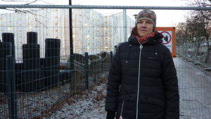 Michaela Lönnblad. Michaela Lönnblad står vid Anttilan koulu i Lojo som renoveras.