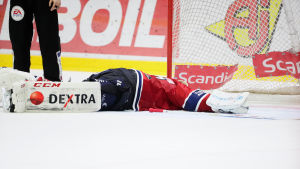 Niklas Bäckström blev pååkt flera gånger och lämnade till slut matchen mot KalPa. Niklas Bäckström.