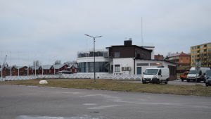 HSF ska bygga till i Östra hamnen. Tillbyggnaden sker över gräsmattan och där ska gästhamnsservicen finnas i framtiden. Hangö segelförenings vita och bruna hus i Östra hamnen ska bli större och byggs ut mot gräsmattan som syns i förgrunden.