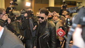 Axl SMith anlände till rättssalen under stort medieuppbåd. Axl Smith anländer till rättssalen omgiven av kameror, mikrofoner och journalister.