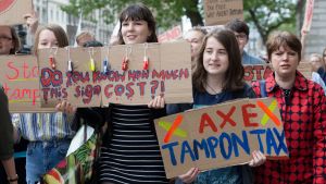 Brittiska kvinnor demonstrerar mot tampongskatten i London den 21 maj 2016. Brittiska kvinnor demonstrerar mot tampongskatten i London den 21 maj 2016.