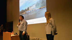 Michael Björklund och Johanna Stenback. Bakom Fiskets hus står TV-kocken Michael Björklund och kultur- och evenemangsproducenten Johanna Stenback.