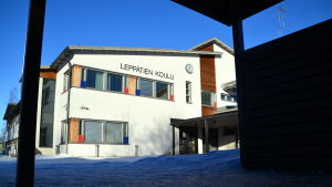Misshandeln ägde rum vid Leppätien koulus skolgård i januari 2017 (arkivbild). Skolgård i solsken och snö.