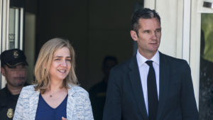 Spansk skandal, prinsessan Cristinas man dömdes till fängelse Prinsessan Cristina och hennes man Iñaki Urdangarin under korruptionsrättegången i Palma 22.6.2016