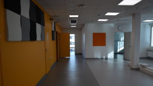 Den nya barnpolikliniken går i orange och grått Den nya barnpolikliniken går i orange och grått.