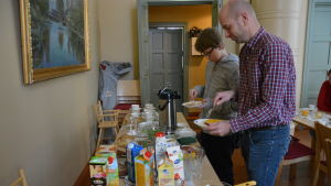 Urban Mietola har deltagit i kyrkkaffe tidigare men kyrkfrukost var en nyhet. Urban Mietola