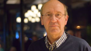 Sture Söderholm (SFP) tycker det är positivt att det kommer nya politiker med i fullmäktige i Hangö. Porträttbild på Sture Söderholm.