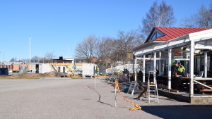 Den nya gästhamnsservicen byggs i Östra hamnen i närheten av pub Roxx. Båtgäster får ny service i Hangö gästhamn när nya moduler byggs upp.