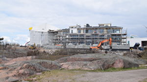 Parken finns framför ett av bolaget Regatta Resorts byggen på Fabriksudden i Hangö. Det byggs bostäder på Fabriksudden i Hangö, en park är förorenad och jord och träd tas bort.