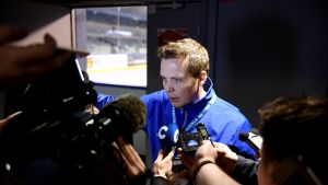 Marjamäki omringad av journalister efter Lejonens träningar i Paris. Lauri Marjamäki, VM 2017.
