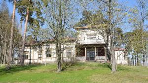 Villa Ormnäs i Ekenäs. Ett stort brunaktigt trähus i Ekenäs som heter Villa Ormnäs.