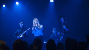 Chromatics på scenen. Chromatics på scenen i blått ljus.