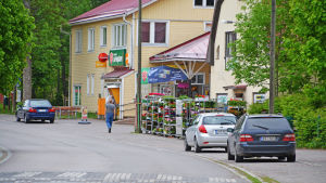 Kapellby är det populäraste området för nya husbyggare i Lappträsk. Arkivbild. Bilar och hus längs väg