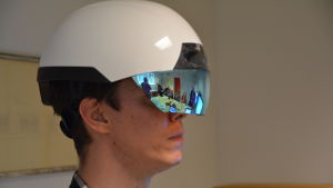 Med den nya teknologin kan man bland annat se med värmekamera, eller 3D-modeller av diverse utrustning. Tero Repo demonstrerar hjälmen med utökad verklighet.