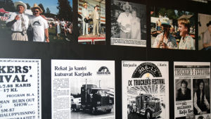 Väggen i omklädningsrummet är en nostalgitripp för många yrkeschaufförer. Omklädningsrum i Shell-servciestation. Väggen är prydd med affischer från Truckers festival i Karis.
